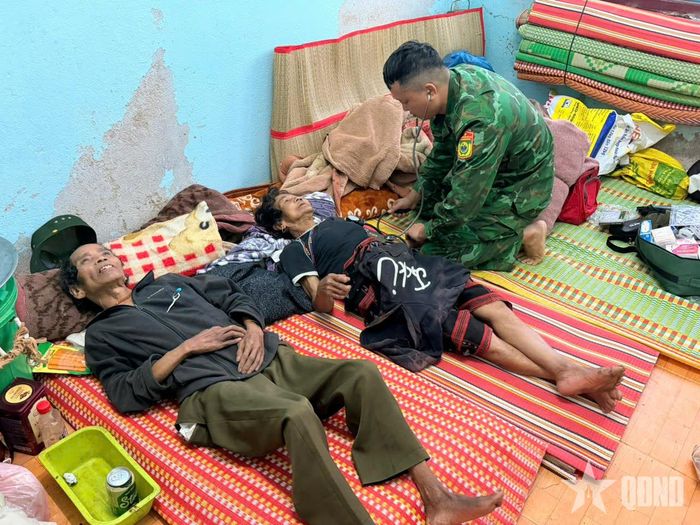 Lực quân y Đồn Biên phòng Ga Ry thăm khám sức khỏe cho người già.
