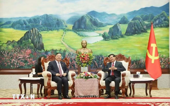 Tổng Bí thư, Chủ tịch nước Lào Thongloun Sisoulith (phải) tiếp Phó thủ tướng Thường trực Chính phủ Phạm Gia Túc. Ảnh: TTXVN