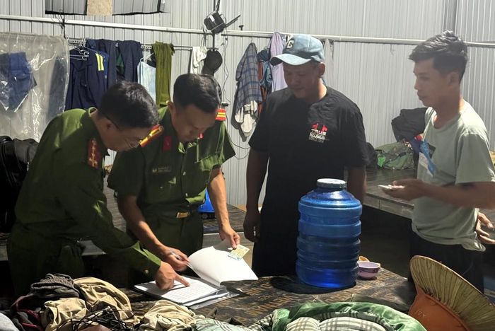 Công an xã Mô Rai kiểm tra cư trú trên địa bàn.