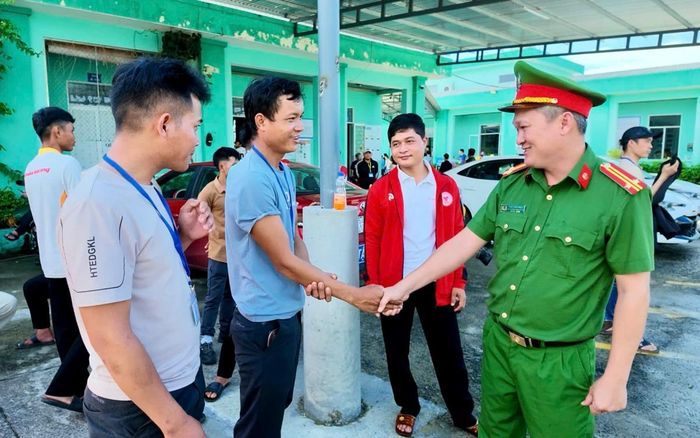 Trung tá Phan Minh Ngọc- Phó Trưởng Công an xã Phước Năng chúc mừng người dân hoàn thành bài thi.