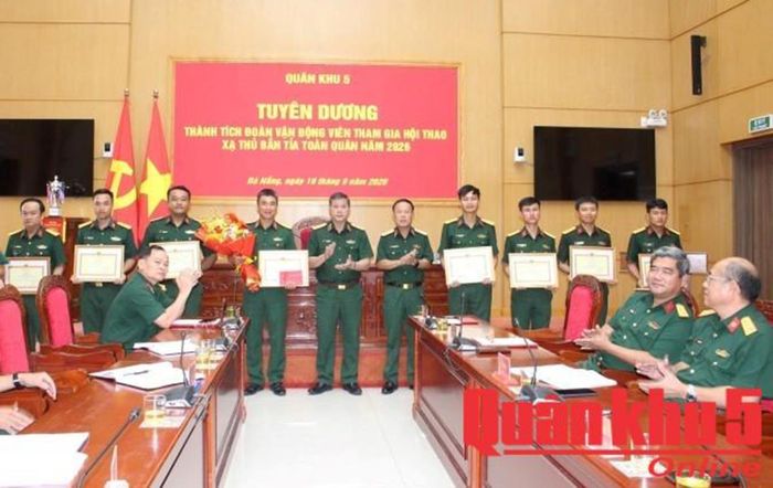 Tư lệnh Quân khu 5 trao Bằng khen cho các tập thể và cá nhân.