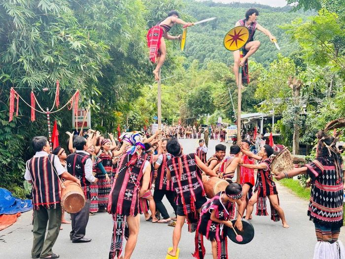 Đồng bào Cơ Tu giới thiệu những nét văn hóa đặc sắc của dân tộc tại liên hoan.