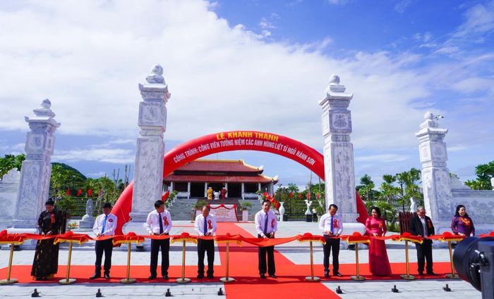 Nguyên lãnh đạo Trung ương và lãnh đạo thành phố Đà Nẵng cắt băng khánh thành công trình.
