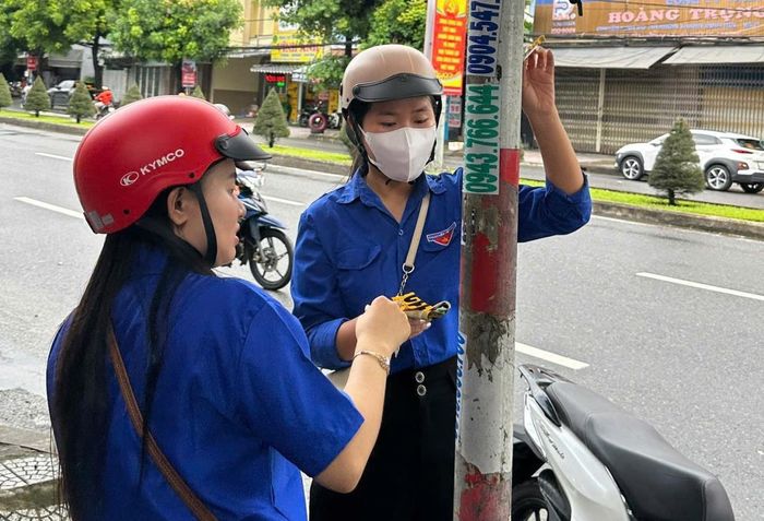 Đoàn viên thanh niên phường Hòa Khánh chung tay xóa quảng cáo, rao vặt.