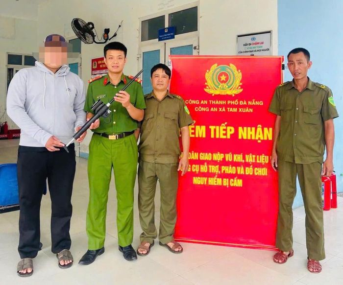 Công an xã Tam Xuân tiếp nhận khẩu súng.