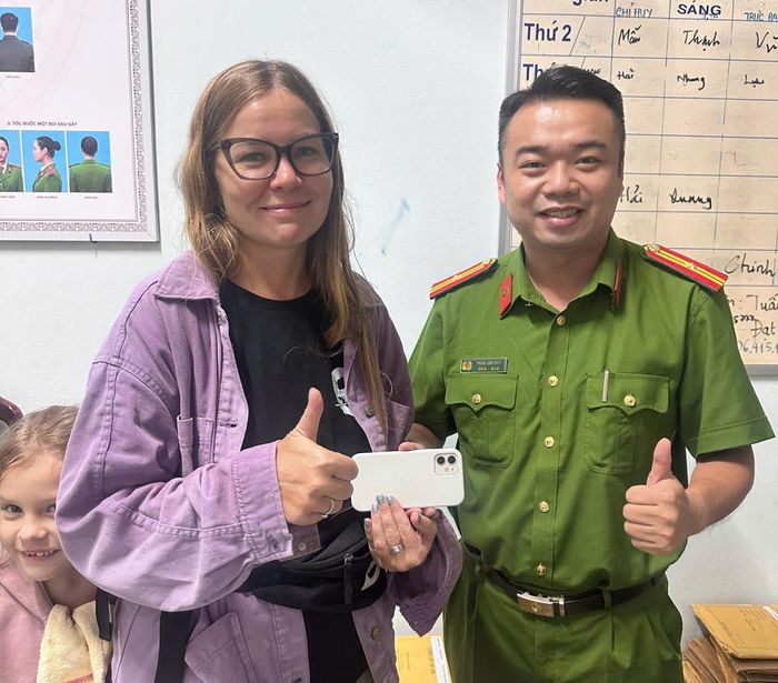 Công an phường Sơn Trà trao trả tài sản cho chị Apalina Olga.