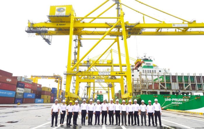 Đoàn công tác của Cảng quốc tế Lào - Việt thị sát cảng Tiên Sa (Cảng Đà Nẵng).
