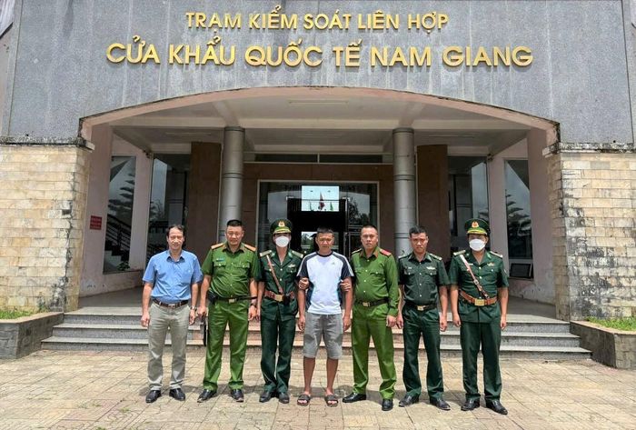 Lực lượng chức năng tiếp nhận Nguyễn Văn Mạnh tại Cửa khẩu quốc tế Nam Giang.
