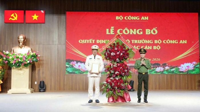Thượng tướng Lê Quốc Hùng, Thứ trưởng Bộ Công an trao quyết định và tặng hoa chúc mừng Đại tá Nguyễn Đình Dương nhận nhiệm vụ Giám đốc Công an TP Huế.