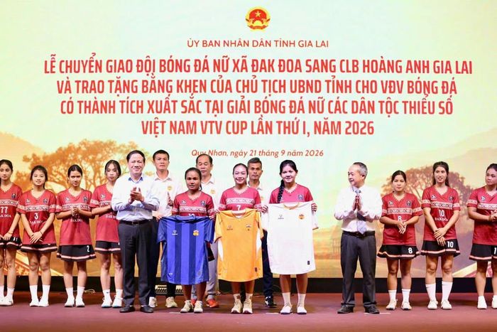 Lãnh đạo tỉnh Gia Lai và Tập đoàn Hoàng Anh Gia Lai trao áo đấu mới cho các cầu thủ đội bóng đá nữ Đăk Đoa