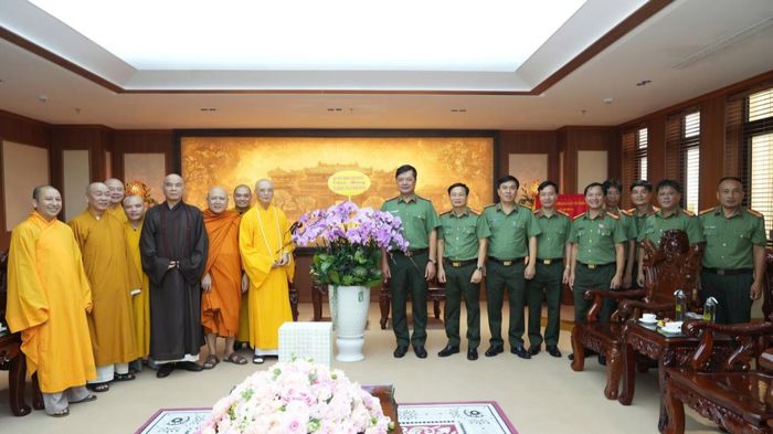 Đại tá Nguyễn Đình Dương, Giám đốc Công an TP Huế, chụp ảnh lưu niệm cùng Ban Trị sự GHPGVN TP Huế.