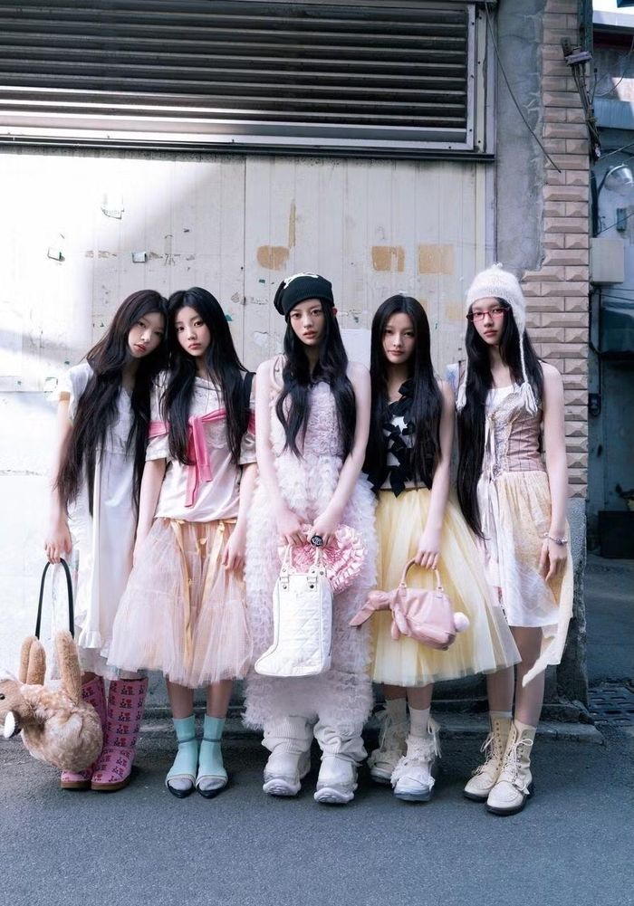 ILLIT tiếp nối mini album phát hành ngày 4/4 với ca khúc "It's Me", đạt vị trí thứ hai trên bảng xếp hạng 'Melon TOP100'. Nhóm đã giành giải 'Nghệ sĩ mới xuất sắc nhất' tại 'MMA 2024' và giải 'Màn trình diễn xuất sắc nhất' tại 'MMA 2025'. Đĩa đơn tiếng Nhật thứ hai của họ, "I Got Your Back", hợp tác với JISU và Momoka của nhóm nhạc nữ HANA, đã lọt vào bảng xếp hạng hàng tuần của 'Line Music Nhật Bản'.