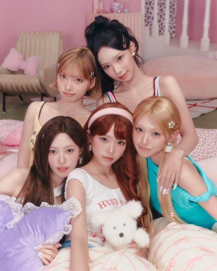 RESCENE có màn ra mắt muộn hơn với "LOVE ATTACK", ca khúc chủ đề từ mini album 'SCENEDROME' phát hành tháng 8/2024. Bài hát đã đạt vị trí số 1 trên bảng xếp hạng 'Melon TOP100' vào tháng 7/2026, gần hai năm sau khi phát hành, và đứng đầu bảng xếp hạng hằng tháng vào tháng 8/2026. Bản cover ca khúc "Pretty Girl" của KARA do nhóm thực hiện đã đạt vị trí số 2 trên bảng xếp hạng 'TOP100' và số 5 trên bảng xếp hạng hằng tháng, cùng với sáu chiến thắng trên các chương trình âm nhạc.