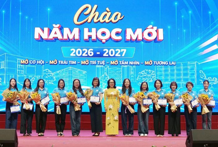 PGS. TS Nguyễn Thị Nhung - Bí thư Đảng uỷ, Hiệu trưởng trường ĐH Mở Hà Nội trao quà cho Nghiên cứu sinh.