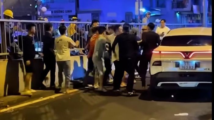 Nhóm người xông vào đánh Nam. Ảnh cắt từ clip