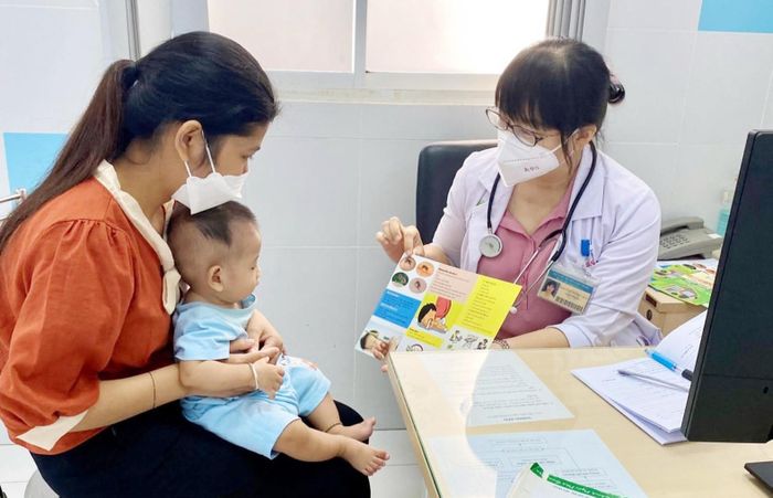  Bác sĩ Bệnh viện Nhi đồng 2 hướng dẫn phụ huynh phòng chống sốt xuất huyết. Ảnh: THÀNH AN 