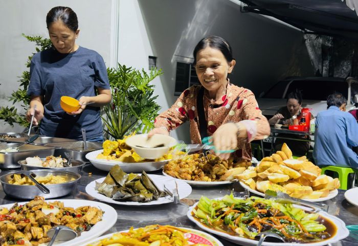 Bữa ăn buffet chay khuya tại 408 Võ Văn Kiệt, (phường Cầu Ông Lãnh, TPHCM) làm ấm lòng người lao động. Ảnh: ĐÌNH DƯ