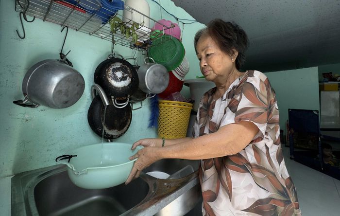 Bà Đặng Thị Thủy (ấp Cần Thạnh, xã Cần Giờ) chắt chiu từng giọt nước sạch phục vụ sinh hoạt. Ảnh: ĐÌNH DƯ
