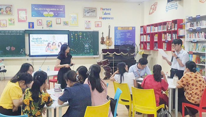 Câu lạc bộ giao tiếp tiếng Anh dành cho giáo viên được tổ chức 2 buổi/tuần tại Trường Tiểu học Nguyễn Thái Học (phường Bến Thành). Ảnh: Đặng Trinh