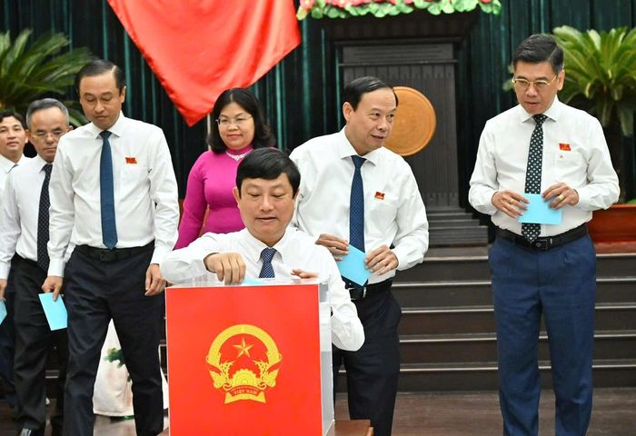 Các đại biểu bỏ phiếu bầu Phó Chủ tịch UBND TPHCM. Ảnh: VIỆT DŨNG 