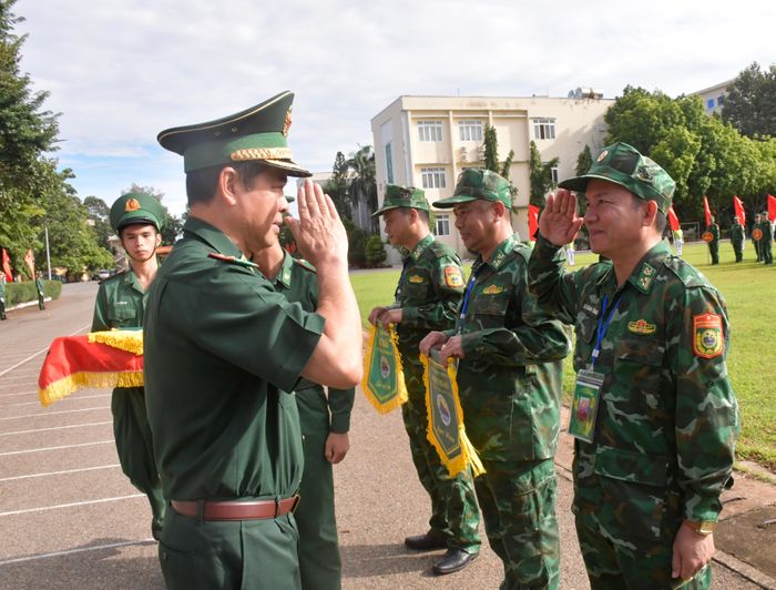 Tặng cờ lưu niệm cho các đội tham dự
