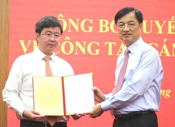 Đồng chí Nguyễn Duy Ngọc, Ủy viên Bộ Chính trị, Bí thư Trung ương Đảng, Trưởng Ban Tổ chức Trung ương trao quyết định cho đồng chí Bùi Hoàng Phương