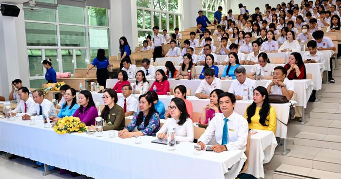 Giảng viên Khoa Lý luận cơ sở gặp mặt các tân sinh viên ngành Chính trị học ngay sau lễ khai giảng. Ảnh: VĂN MINH