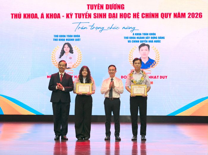 Đồng chí Đặng Minh Thông và đồng chí Nguyễn Văn Y chúc mừng thủ khoa, á khoa. Ảnh: VĂN MINH