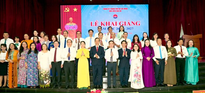 Phó Bí thư Thành ủy TPHCM Đặng Minh Thông cùng thầy cô Học viện Cán bộ TPHCM dự lễ khai giảng. Ảnh: VĂN MINH
