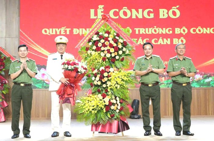 Trung tướng Mai Hoàng cùng lãnh đạo Ban Giám đốc Công an TPHCM tặng hoa chúc mừng Đại tá Nguyễn Đình Dương, tân Giám đốc Công an TP Huế