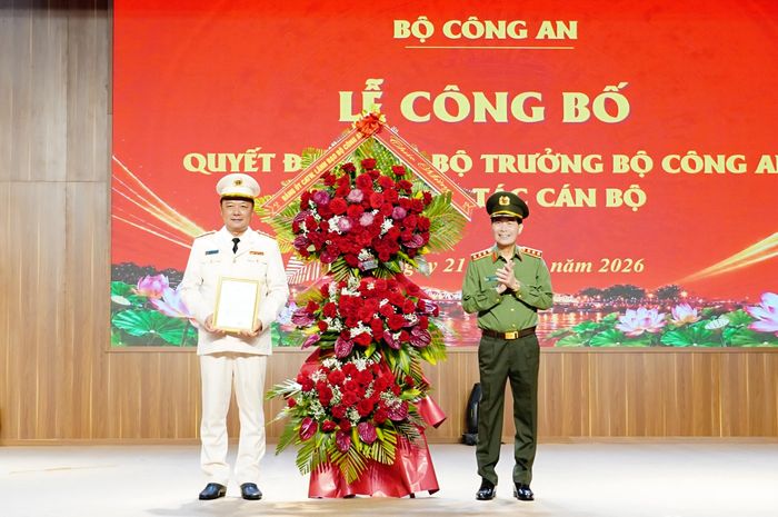 Thượng tướng Lê Quốc Hùng, Thứ trưởng Bộ Công an trao quyết định điều động, bổ nhiệm Đại tá Nguyễn Đình Dương giữ chức Giám đốc Công an TP Huế