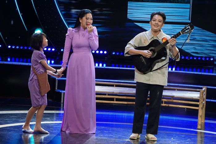 Thí sinh Trần Văn Khiêm (bìa phải) thể hiện vai Tuấn trong trích đoạn "Bài ca tìm mẹ". Ảnh: THANH HIỆP