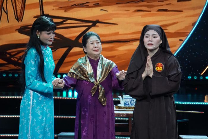 Thí sinh Võ Thị Bé (bìa phải) lấy nhiều nước mắt khán giả khi thể hiện vai Xuân Tự trong trích đoạn "Áo cưới trước cổng chùa". Ảnh: THANH HIỆP