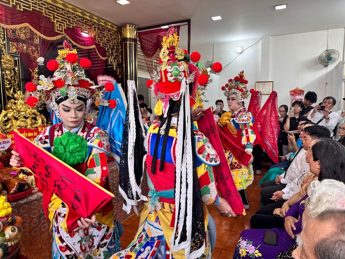  Các nghệ sĩ Nhà hát Nghệ thuật Hát Bội TPHCM biểu diễn tiết mục “Tứ thiên vương”. Ảnh: THANH HIỆP 