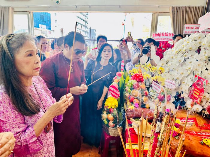  NSND Kim Xuân thắp hương tại Nhà truyền thống Ban Ái hữu Hội Sân khấu TPHCM. Ảnh: THANH HIỆP 