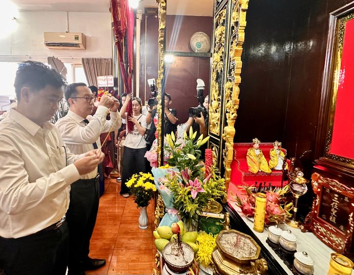  Đồng chí Lê Văn Minh và đồng chí Trần Thế Thuận thắp hương tại Nhà truyền thống Ban Ái hữu Hội Sân khấu TPHCM. Ảnh: THANH HIỆP 