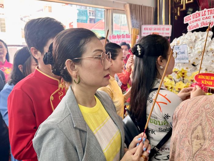  NSND Mỹ Uyên, Giám đốc Nhà hát Kịch Sân khấu nhỏ TPHCM, thắp hương tri ân Tổ nghiệp. Ảnh: THANH HIỆP 