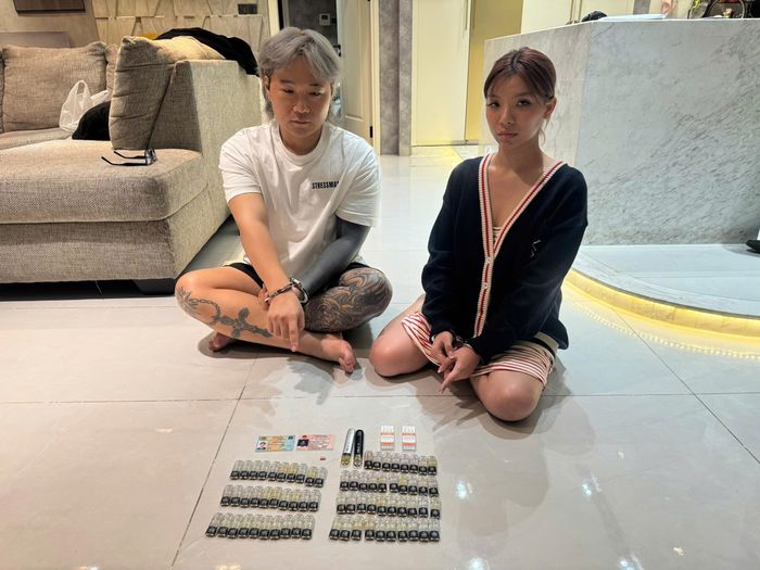 Đối tượng Kim Ju Young (quốc tịch Hàn Quốc) và bạn gái Nguyễn Hoàng Khả Ái bị bắt cùng tang vật. Ảnh: CACC