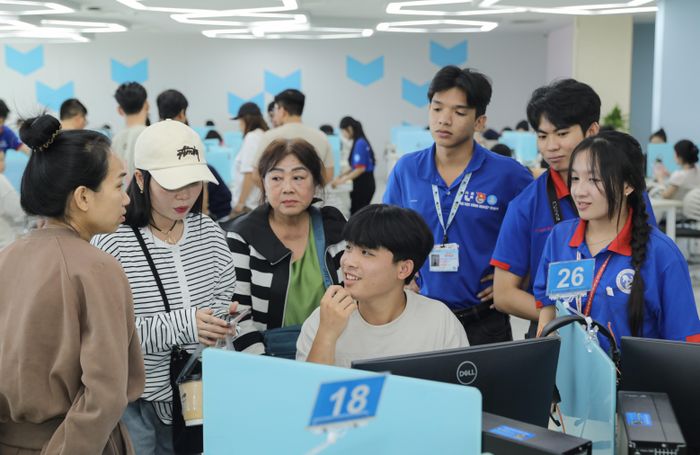 Đoàn viên, thanh niên hỗ trợ tân sinh viên, phụ huynh xác nhận nhập học tại Trường ĐH Công nghiệp TPHCM - Ảnh: THANH HÙNG