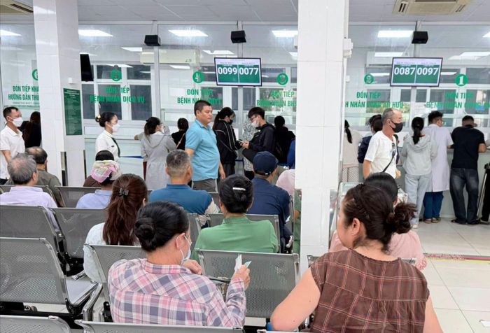 Người dân đăng ký khám chữa bệnh tại Bệnh viện 19-8 (Bộ Công an). Ảnh: BVCC