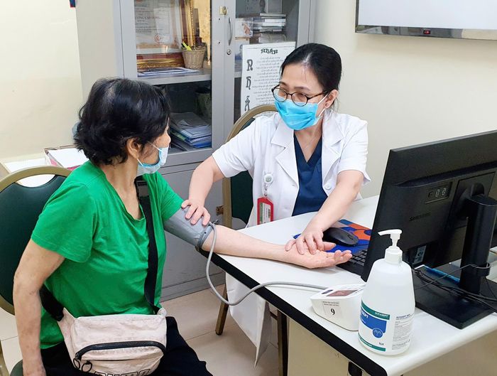 Người có thẻ bảo hiểm y tế khám bệnh tại Bệnh viện Bạch Mai. Ảnh: THẾ ANH