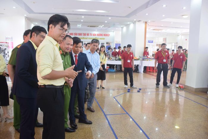  Các đại biểu tham dự tham quan một gian hàng của sinh viên Trường Cao đẳng Kỹ nghệ II 