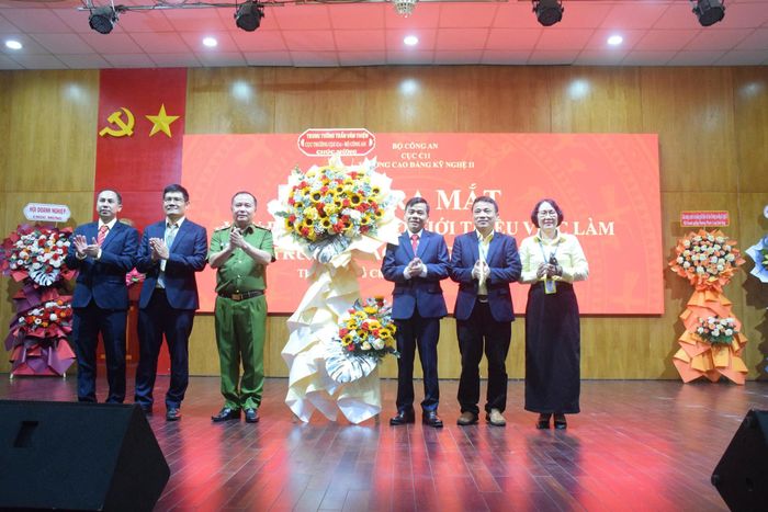  Trung tướng Trần Văn Thiện, Bí thư Đảng ủy, Cục trưởng Cục C11, Bộ Công an tặng hoa chúc mừng lãnh đạo Trường Cao đẳng Kỹ nghệ II tại buổi lễ 