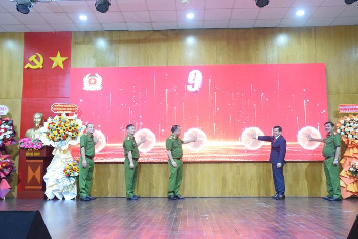  Các đại biểu tham dự thực hiện nghi thức ra mắt văn phòng hỗ trợ giới thiệu việc làm cho học sinh, sinh viên và nhóm đối tượng đặc thù 