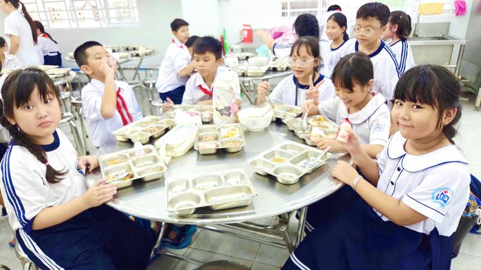Học sinh Trường Tiểu học Lê Quý Đôn dùng bữa trưa bán trú. Ảnh MINH XUÂN