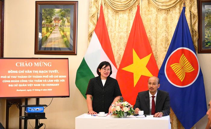  Phó Bí thư Thành ủy TPHCM Văn Thị Bạch Tuyết làm việc với Đại sứ quán Việt Nam tại Budapest và đại diện các Hội, Đoàn người Việt Nam tại Hungary. 
