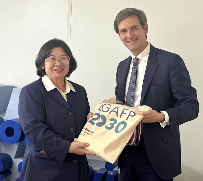  Phó Bí thư Thành ủy TPHCM Văn Thị Bạch Tuyết tặng quà lưu niệm đến ông Boris Melmoux-Eude, Tổng Cục trưởng Cục Hành chính và Công vụ Pháp 