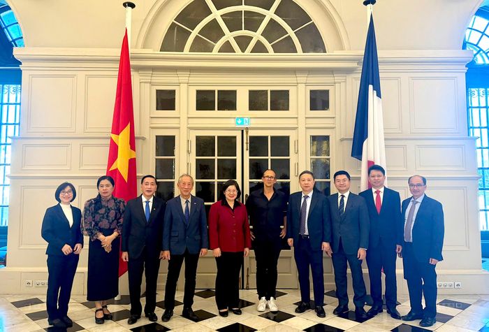  Đoàn công tác chụp ảnh lưu niệm cùng Phó Thị trưởng Marseille Anthony Gonçalves 