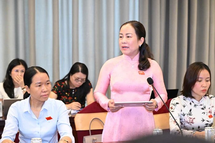 Đại biểu đóng góp ý kiến tại buổi thảo luận. Ảnh: VIỆT DŨNG 