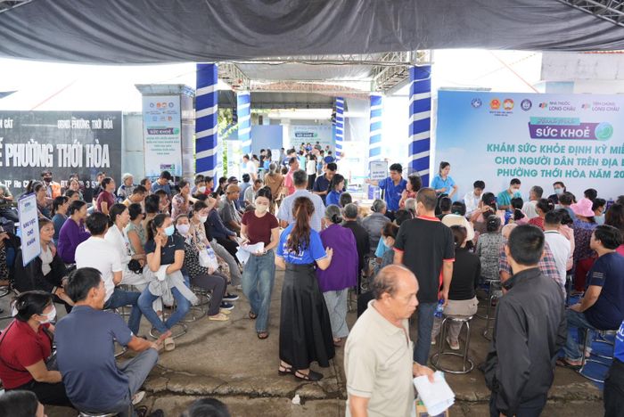  Người dân phường Thới Hòa tham gia khám sức khỏe định kỳ 